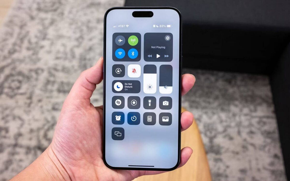    Разбираемся, почему Айфон нажимает на экран сам по себе. Фото: howtogeek.com