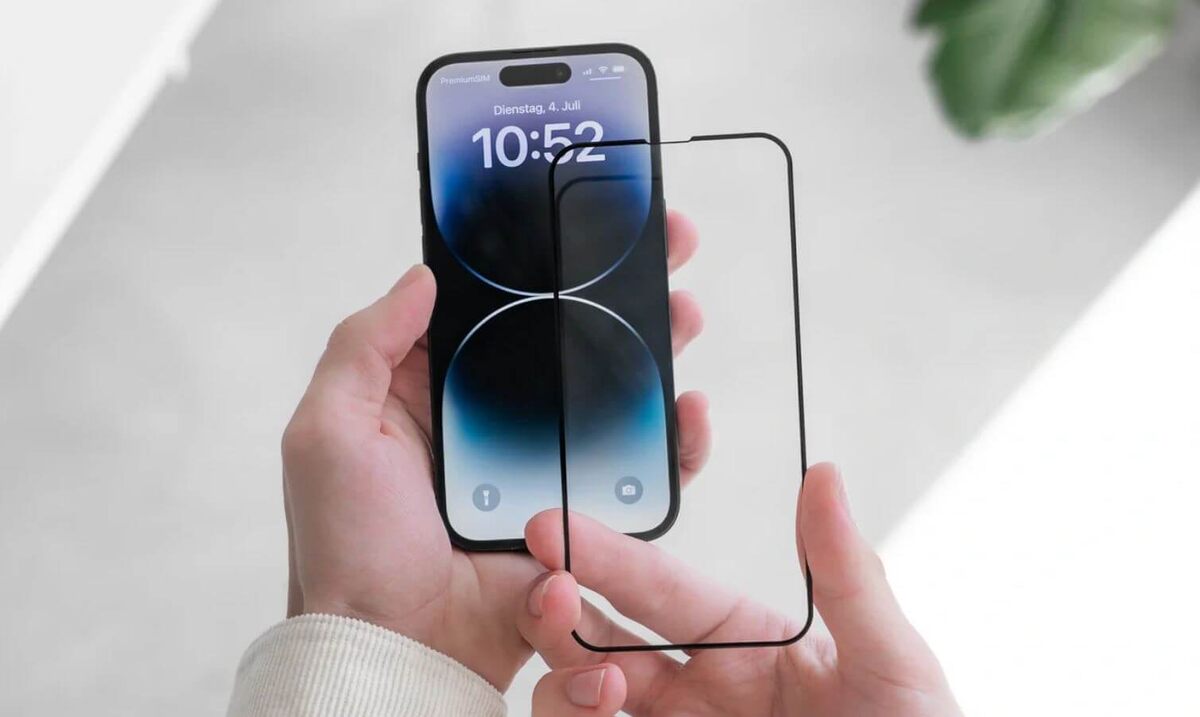    Защитное стекло может стать причиной того, что Айфон сам нажимает на экран. Фото: woodcessories.com