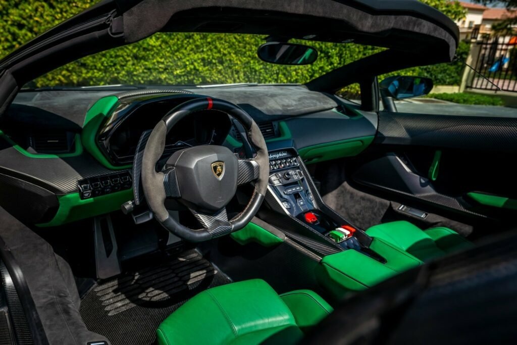 Продать этот Lamborghini оказалось непросто. Автомобиль был выставлен на площадке компании SBX Cars пару месяцев назад после того, как два года простоял в выставочном зале VIP Motors в Дубае.-2