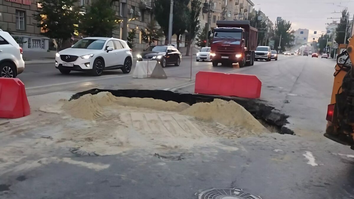 Осталось засыпать яму: аварию на трубопроводе устранили в центре Волгограда  | НовостиВолгограда.ру | Дзен