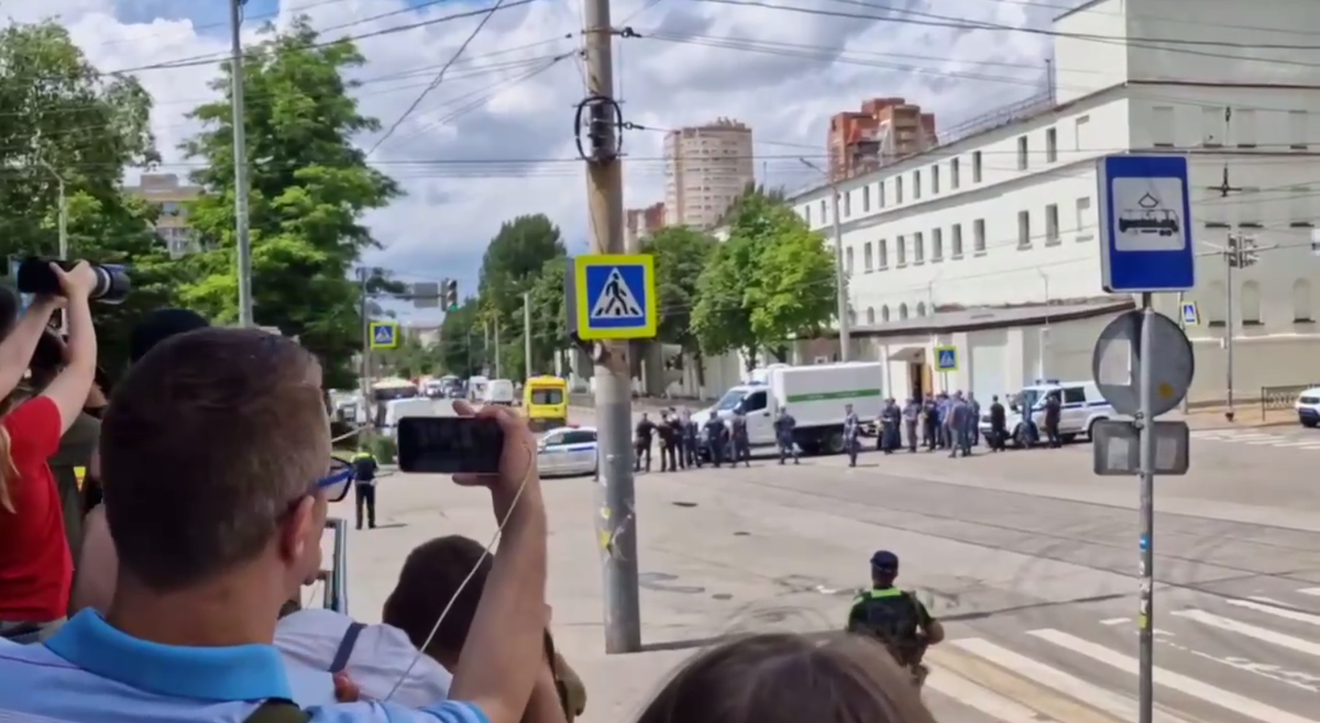 Зеваки возле СИЗО Ростова