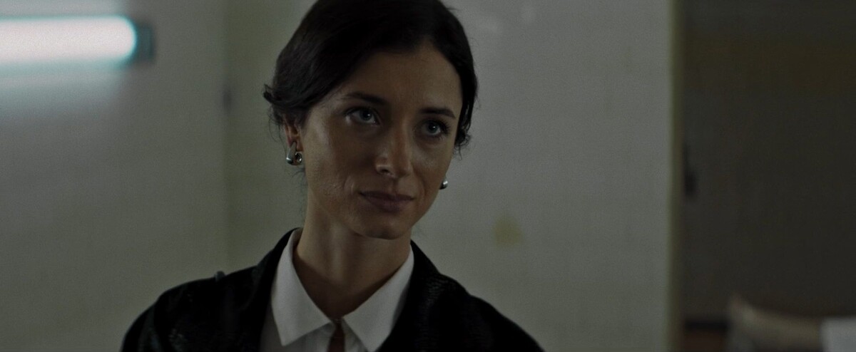 Интрига отсутствует. Стоило ли ожидать, что журналистку ждёт что-то хорошее, после того как она так примитивно раскритиковала такой значимый фильм как «Бегущий по лезвию»?