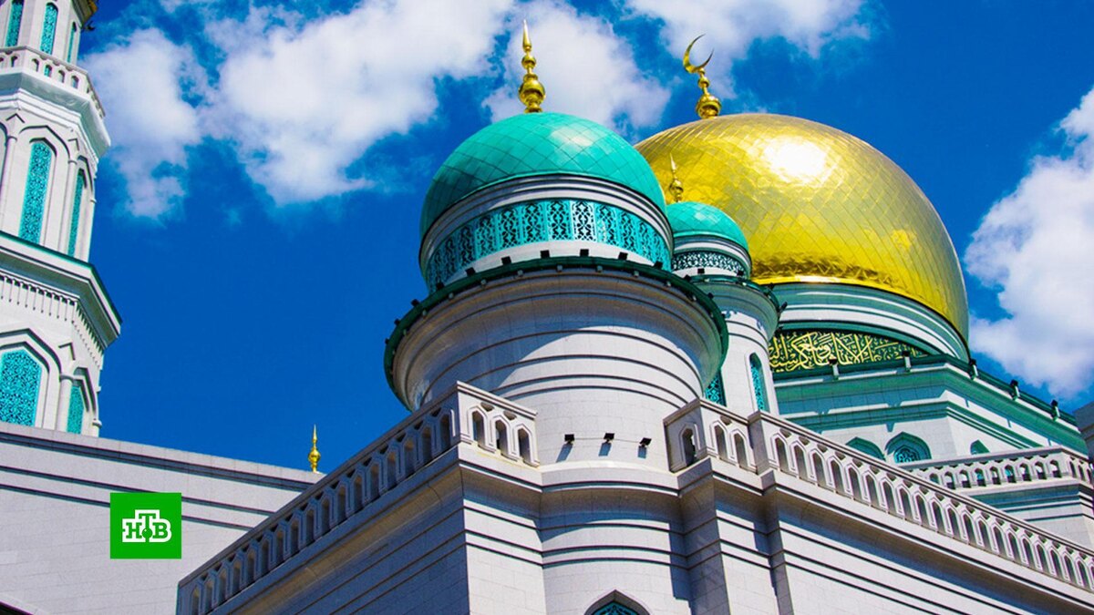    Десятки тысяч мусульман собрались у Соборной мечети в Москве на Курбан-байрам