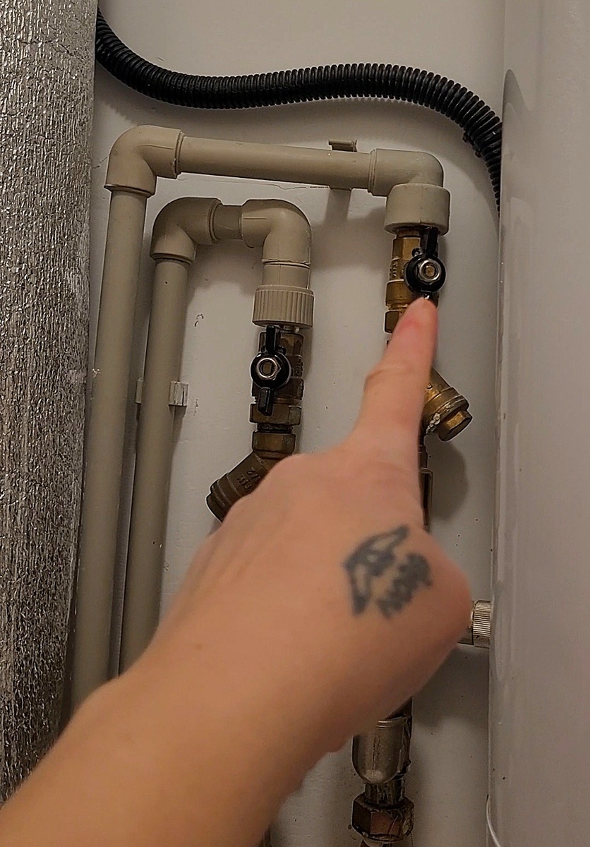 У меня этот кран справа, сейчас он открыт