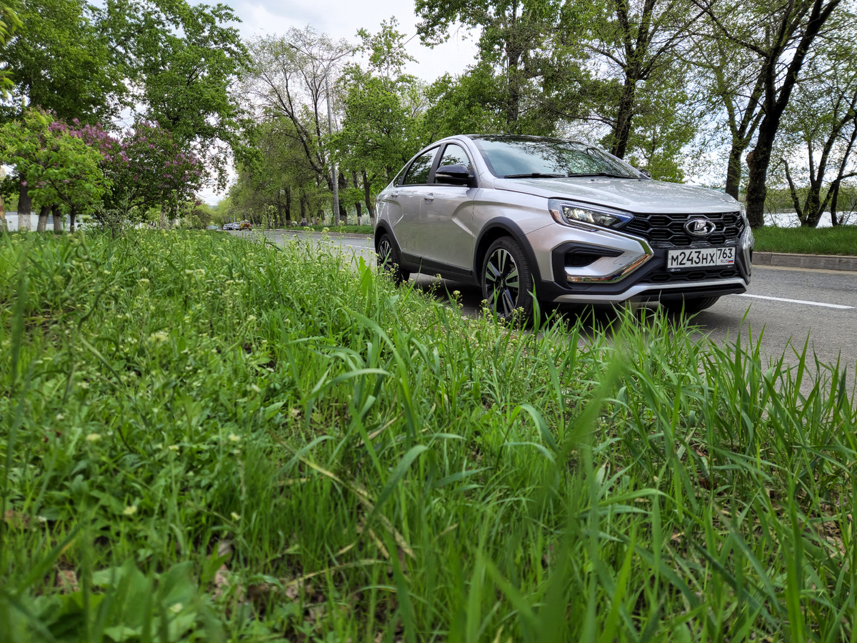 Внешне самой роскошной Весте не хватает только диодных противотуманок и новых, изначально запланированных, зеркал с индикатором системы контроля слепых зон.