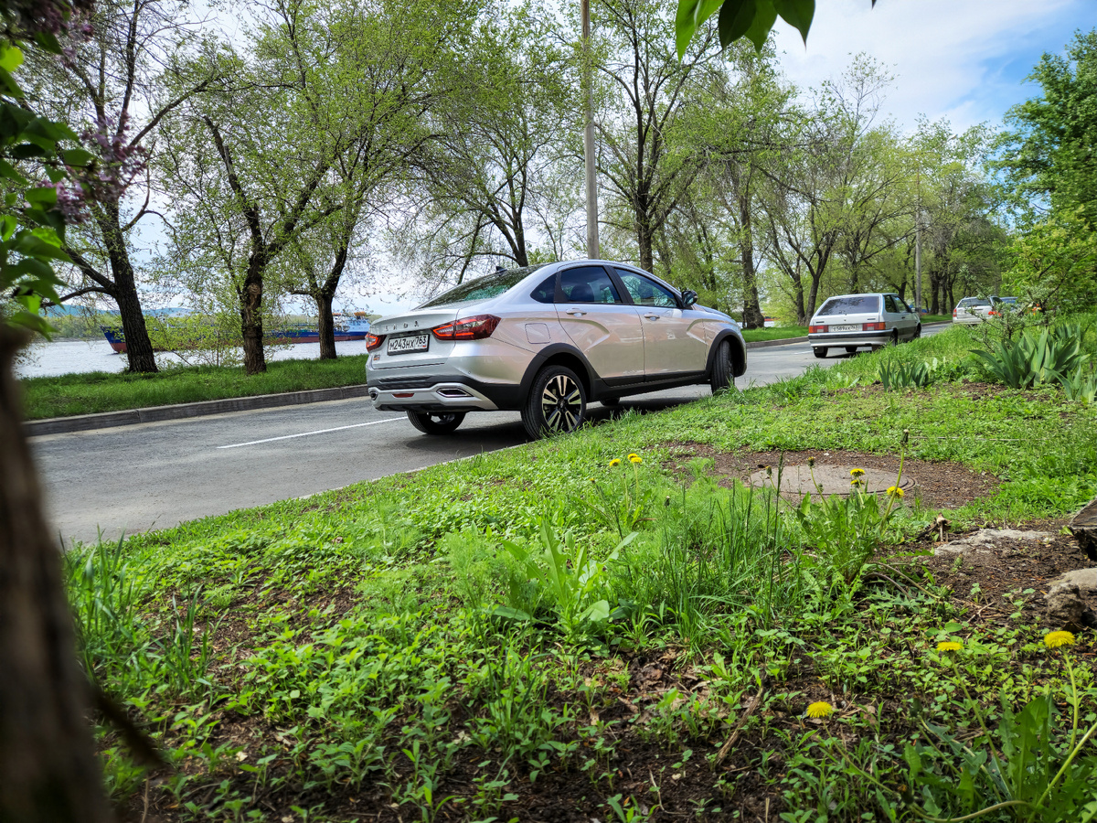 Сзади же машина выглядит просто балдёжно и полностью закончено. Чёрная крыша делает её ещё приятней внешне.