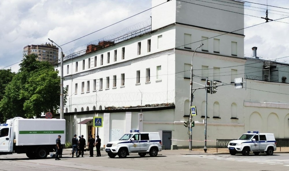    Обстановка у СИЗО-1 в Ростове-на-Дону. В следственном изоляторе №1 арестанты взяли в заложники двух сотрудников. В центре города ограничили движение