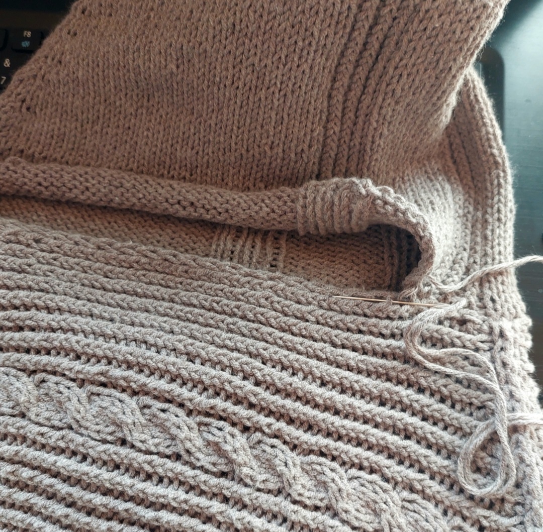 Шьём по изнаночным петлям.