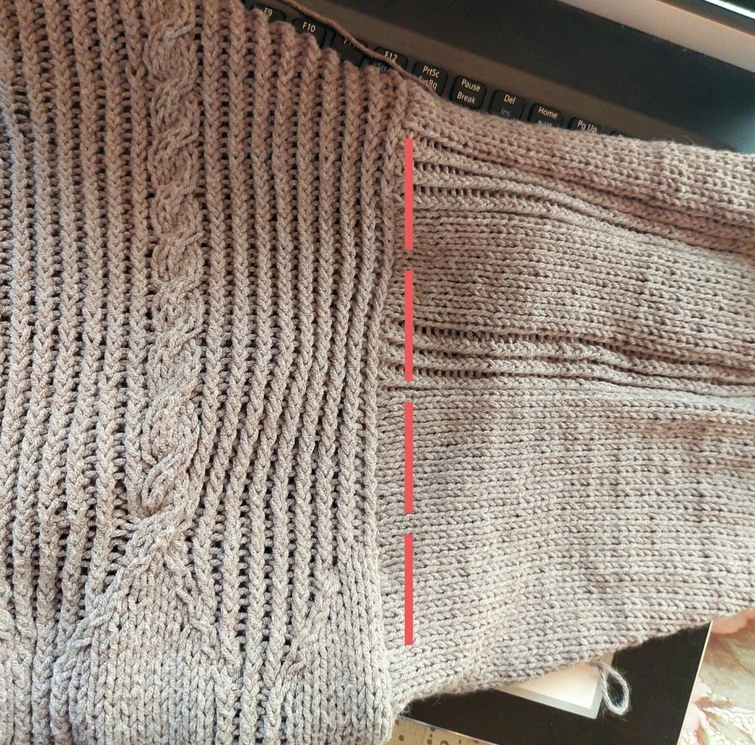 Линия соединения рукава и проймы идёт красиво вдоль лицевой дорожки.