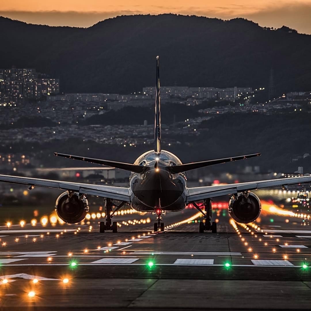 Первоначально следует рассчитать стоимость транспорта. Авиабилеты из крупных городов России в Польшу (например, в Варшаву или Краков) стоят в среднем от 10 000 до 20 000 рублей в обе стороны, в зависимости от сезона и авиакомпании. Кроме того, могут понадобиться расходы на внутренний транспорт, такие как поезда или автобусы между городами, что составит около 3 000 – 5 000 рублей.