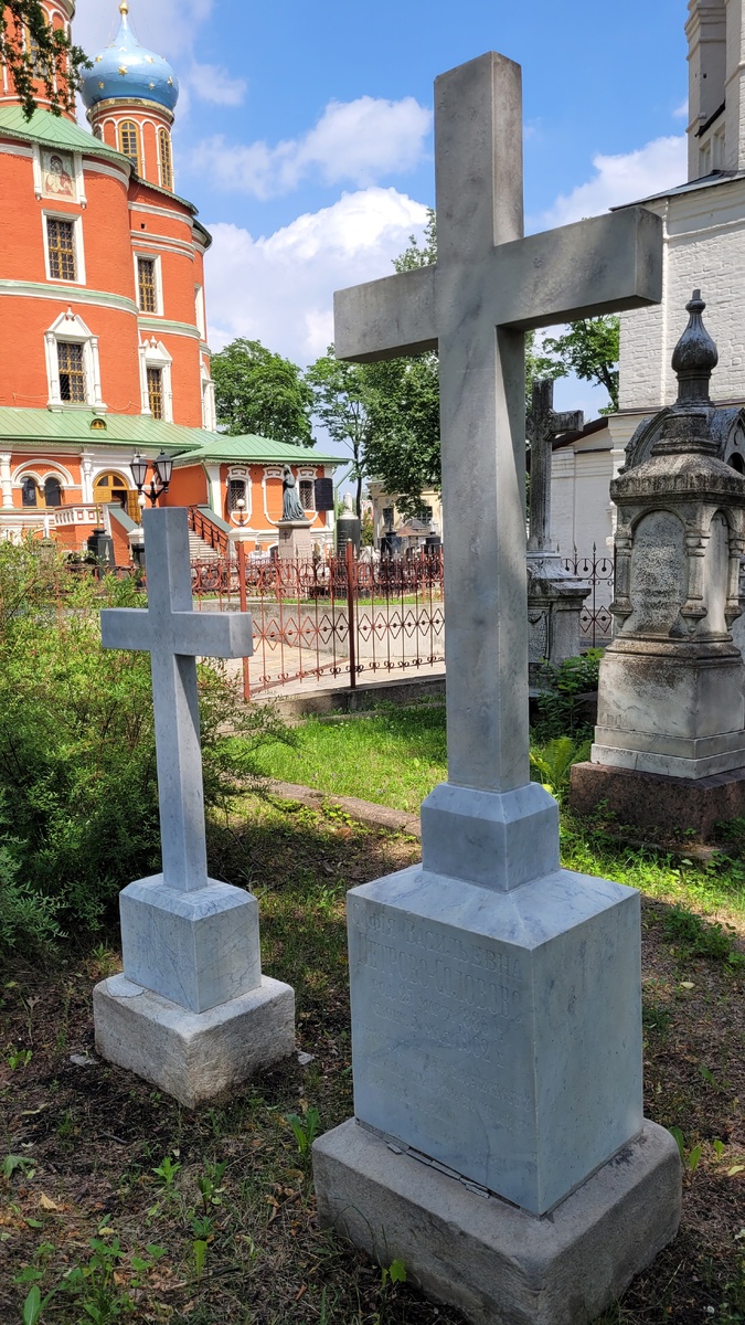 Большой крест - памятник Софии В Петрово-Соловово, маленький - Евдокии Петрово-Соловово