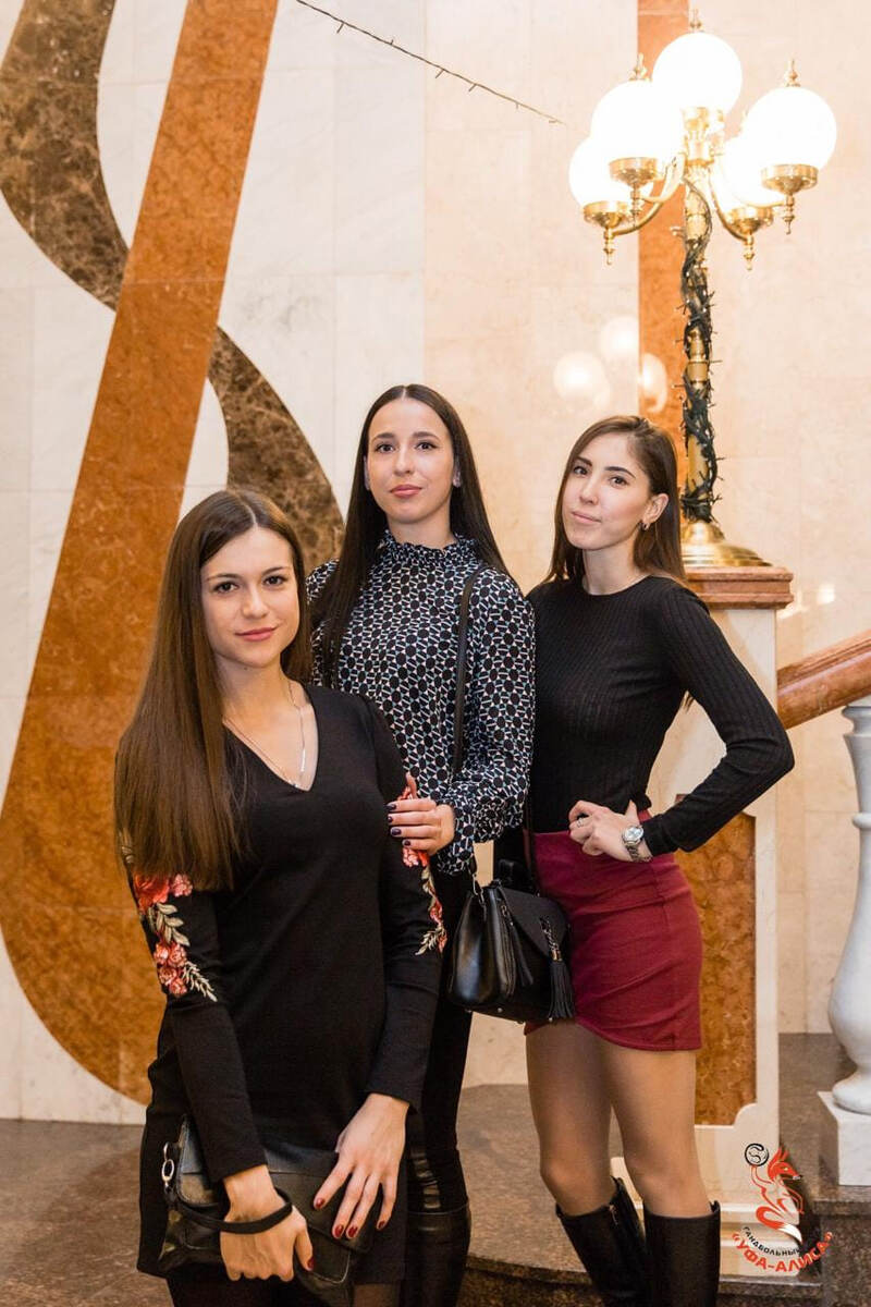 С бывшими одноклубницами Марией Беловой (слева) и Анастасией Киселёвой