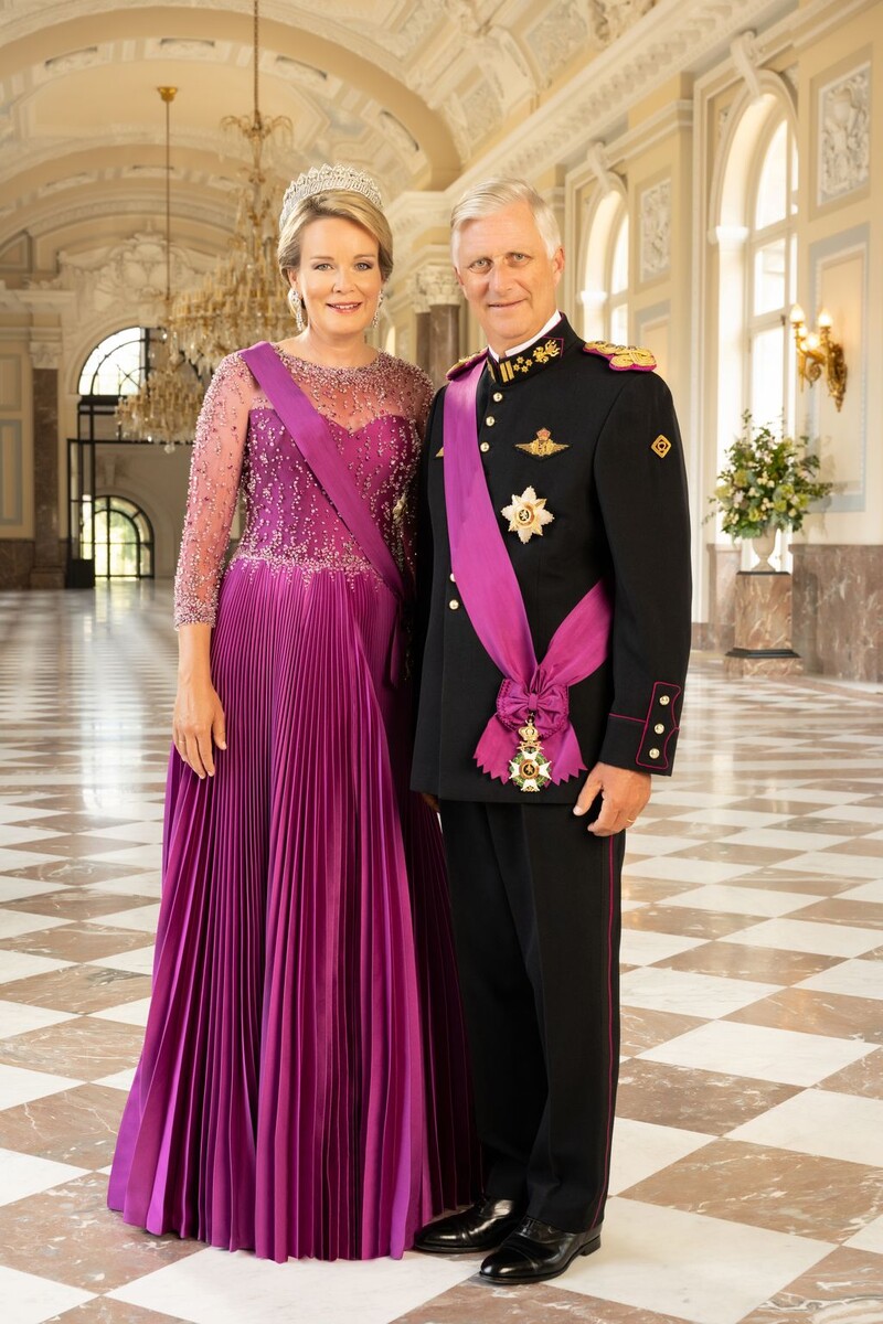   Король Бельгии Филипп и королева Матильда поженились в 1999 году и успешно справились с непростой задачей - сохранили свою личную жизнь в тайне, выполняя при этом все публичные обязанности, которые-2