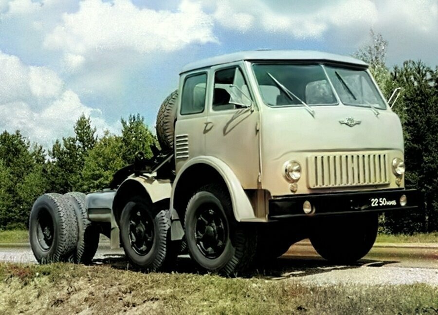 МАЗ-520В. Снаряженная масса: 1690 кг, прозвище: "грузовик наоборот", колесная база:1470+2390 мм, год создания: 1965