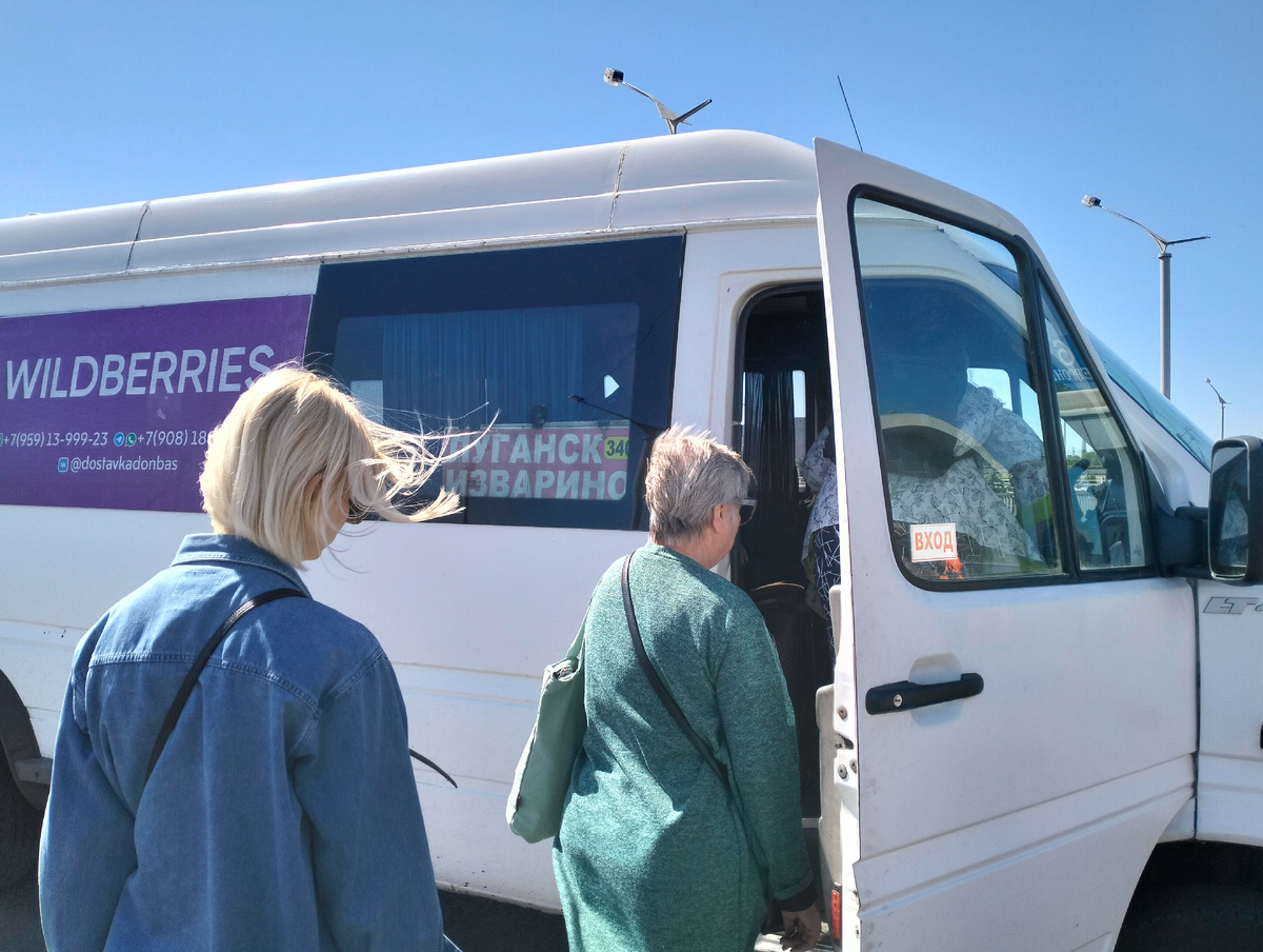 Она - наша колесница. Женщину с рюкзаком, которая уже внутри, через минуту заставят выйти (потеснив всех, кто заходил за ней, и зайти обратно)