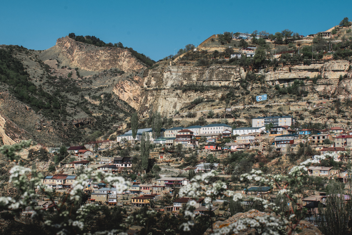 Вид на Гуниб со смотровой площадки в сквере Победы