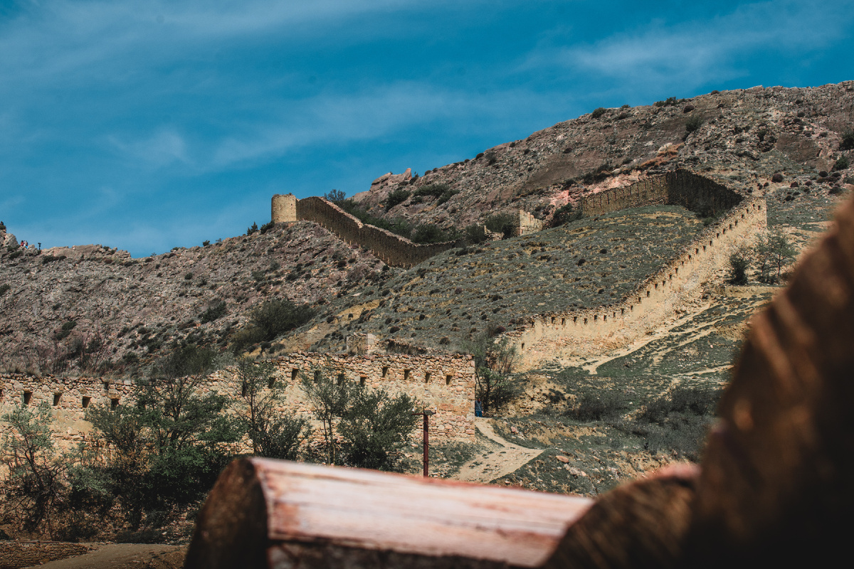 Вид на Гунибскую крепость с парковки