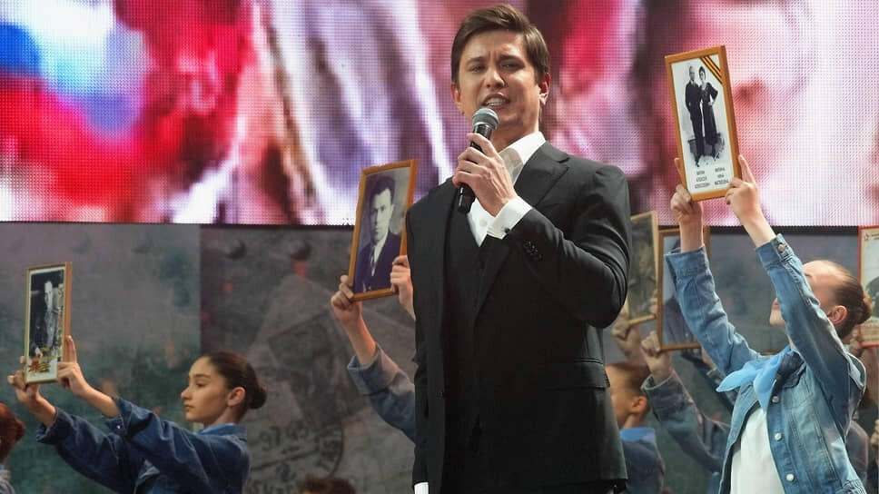 Фото: Алексей Смирнов / Коммерсантъ📷Солист Мариинского театра Григорий Чернецов во время выступления на праздничном концерте «Непокоренные», посвященном Дню Победы на стадионе «Газпром Арена».