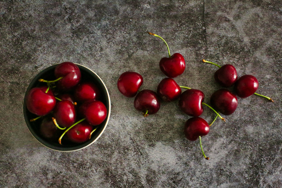 Фото: https://unsplash.com/photos/red-cherries-on-black-round-plate-955viUSNQP4