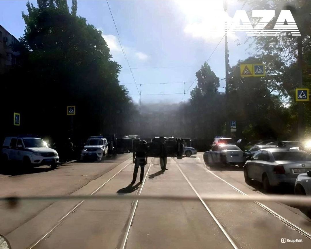 Прилегающие к СИЗО улицы оцеплены оперативниками. Фото: Telegram-канал Baza