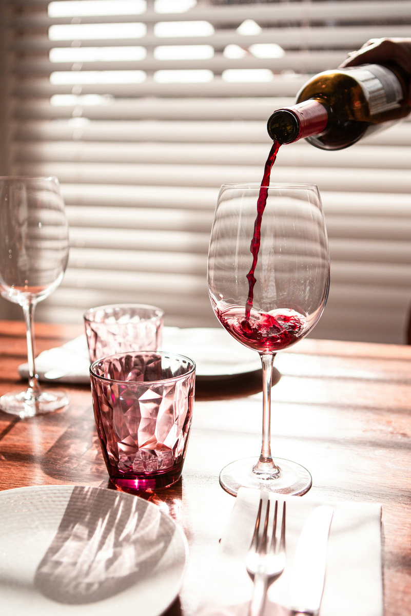 Фото: https://unsplash.com/photos/clear-wine-glass-with-red-wine-dR8t0L8YXsI