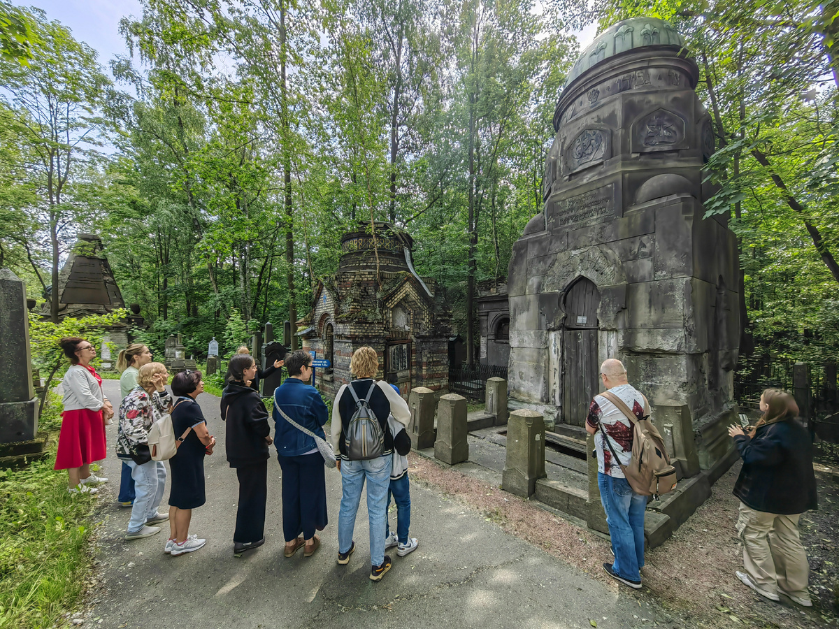 Камни вместо цветов, никаких фото и дат рождения на памятниках и другие  еврейские традиции, о которых я узнал на экскурсии 