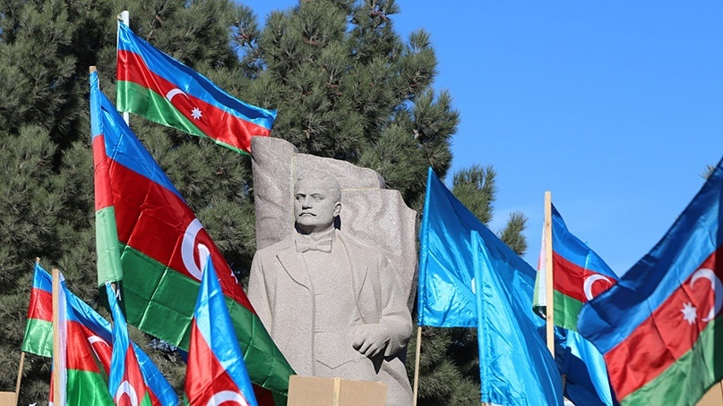 Памятник фашистскому преступнику и пособнику нацистов Мамеду Расулзаде в Азербайджане