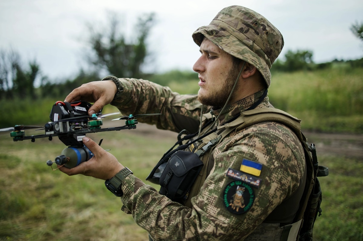    A Ukrainian soldier with a First Person View (FPV) drone. (Image Credit: Dmytro Larin/Ukrainska Pravda) pipiya