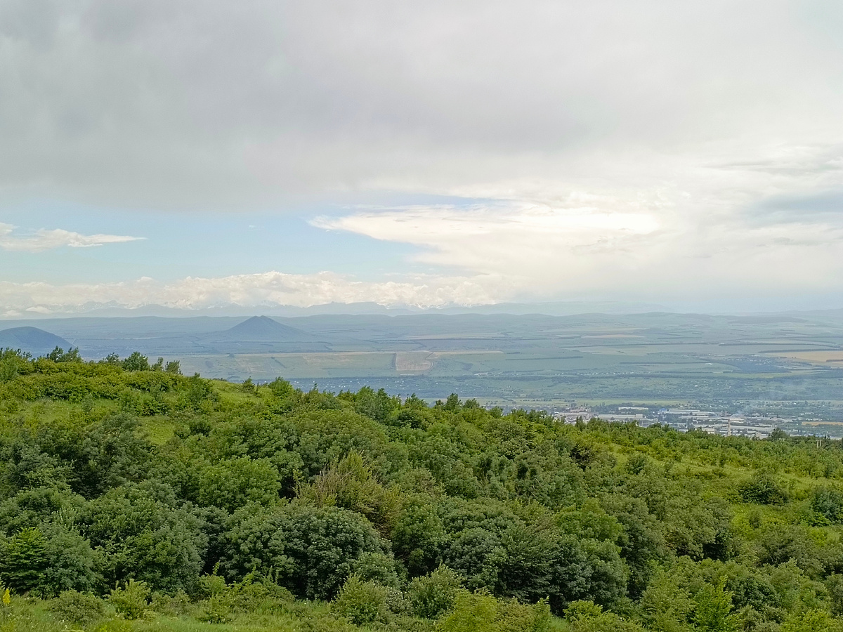 Вдали за облаками Большой Кавказский Хребет.