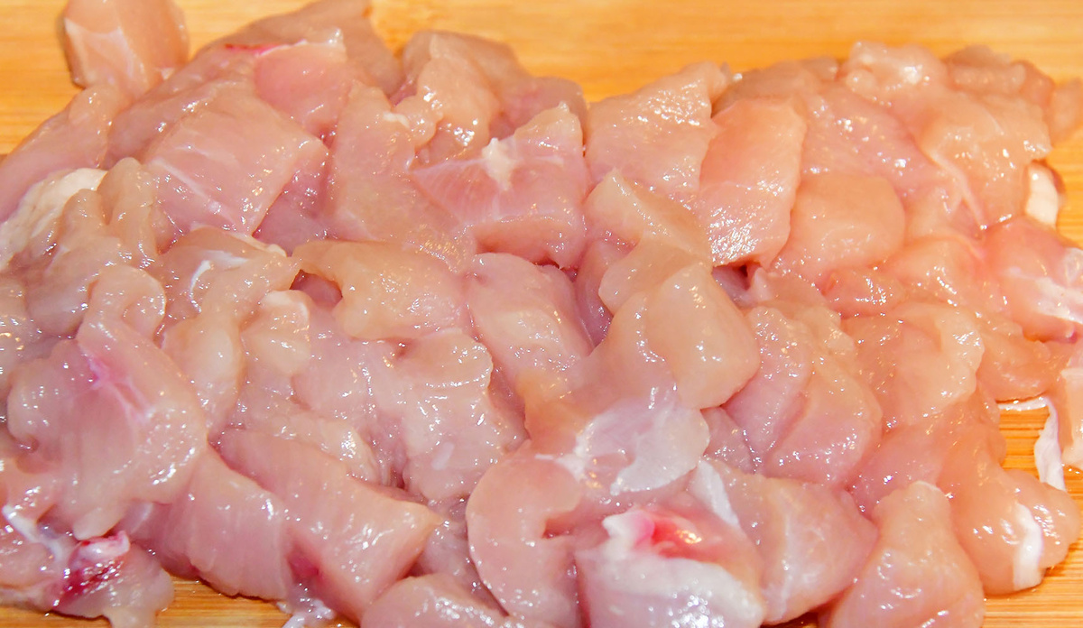 Курицу нарезаем кубиками