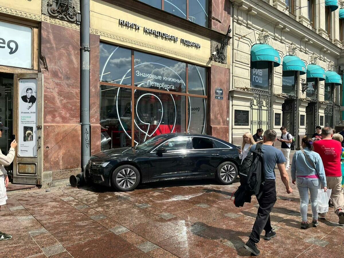    На месте ДТП в Санкт-Петербурге, где автомобиль Audi врезался в здание книжного магазина© Фото : пресс-служба ГУМВД по Санкт-Петербургу и Ленинградской области