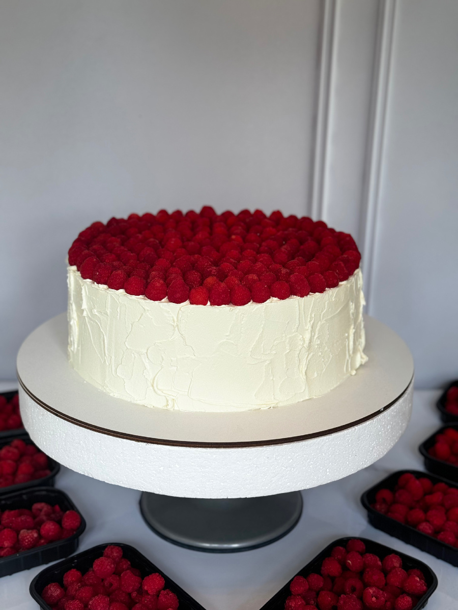 Для такого одноярусного, тяжелого торта в 6,5 кг я взяла пенопластовую подложку и склеила еще 2 из хдф 