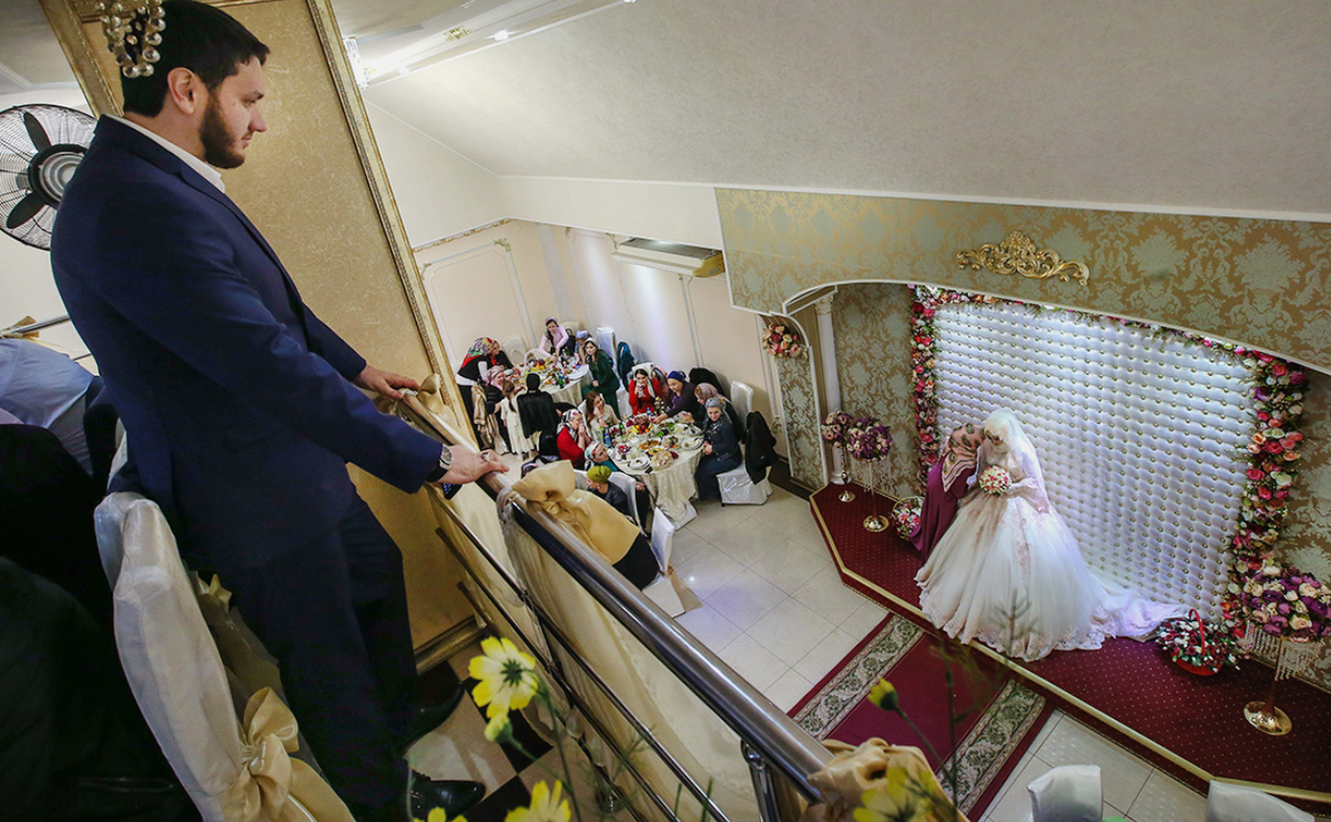 Жених на чеченской свадьбе обычно не показывается - стыдно, не велено чувства демонстрировать истинному воину