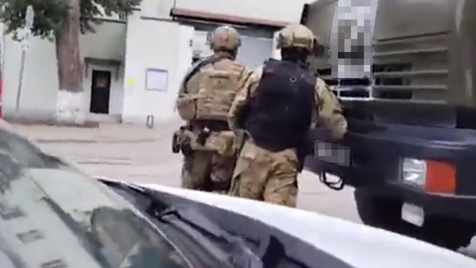     Кадры спецоперации силовиков по освобождению заложников в СИЗО Скриншот видео