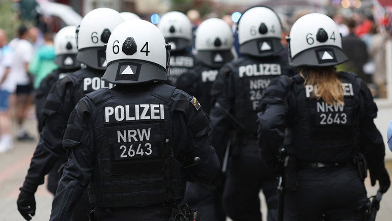    Полиция на улицах в Гельзенкирхене. Reuters