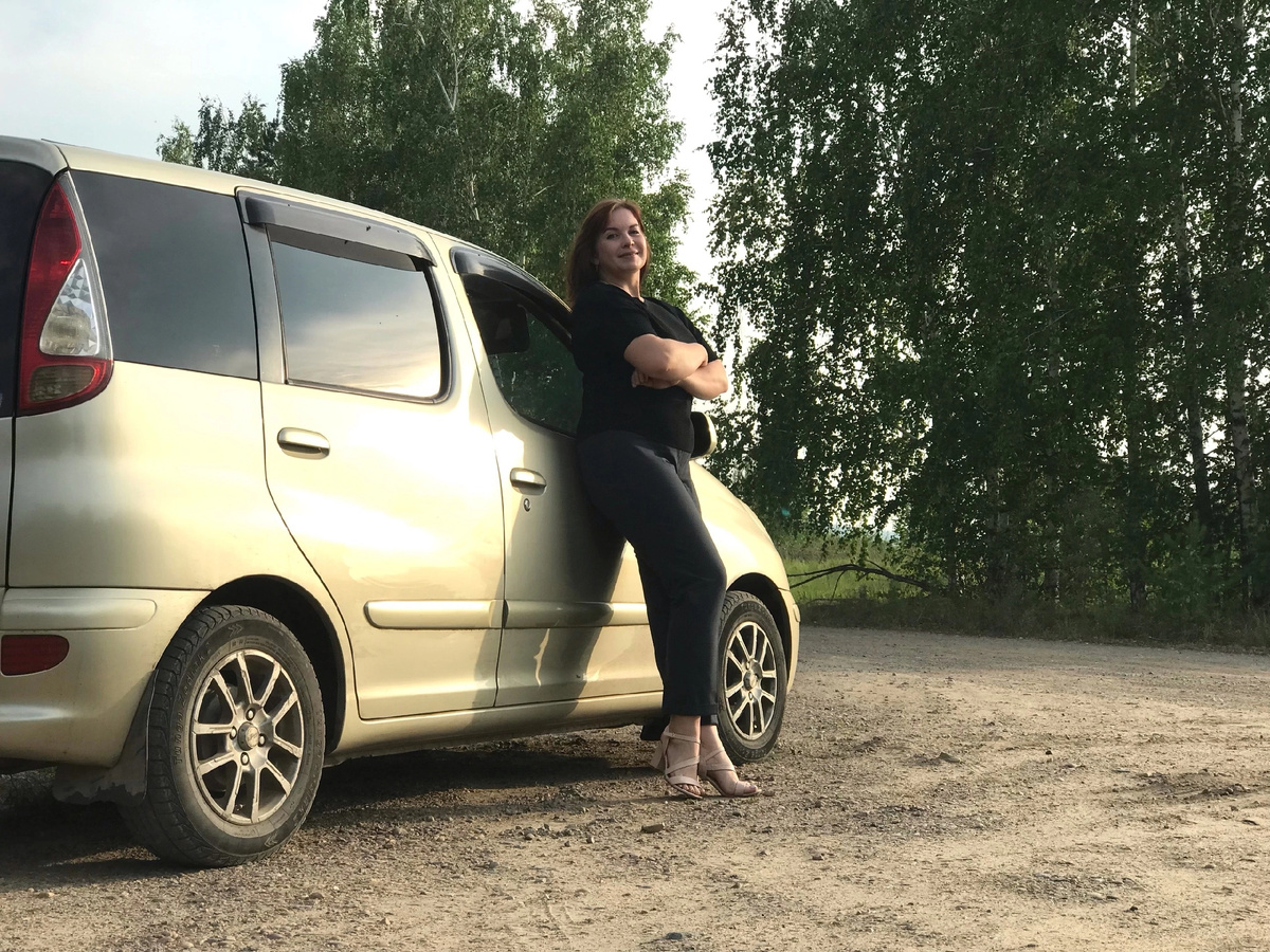 Владелица Яна со своим Toyota Funcargo 2003 года выпуска. Город Братск, Иркутская область.