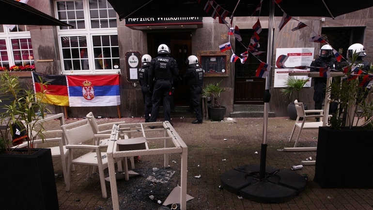    Немецкая полиция оцепила бары в Гельзенкирхене. Reuters