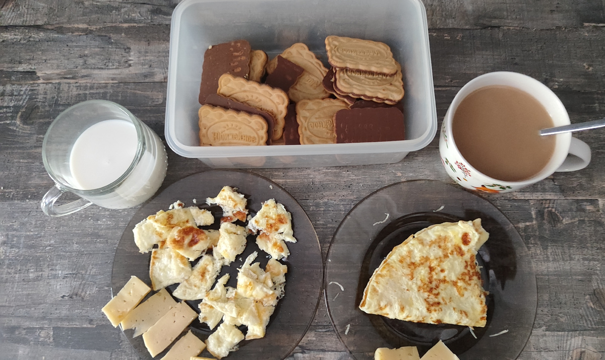 Омлет с сыром, Сёма попросил молока, у меня кофе и печеньки) 