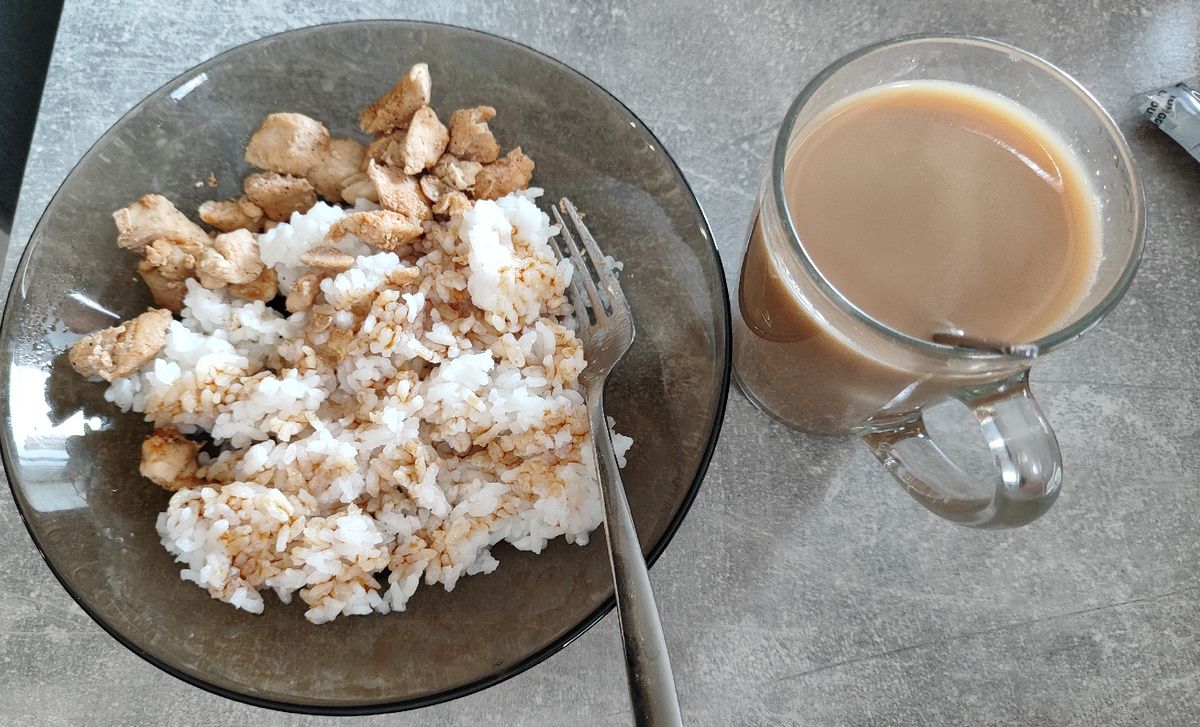 У нас с Сëмой был рис и курица жаренная в разное время ели