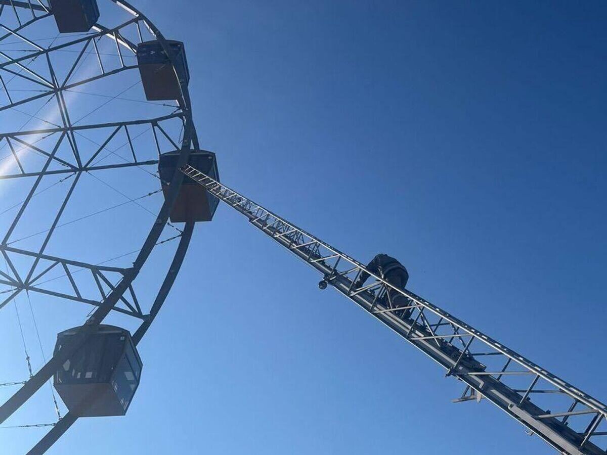    Сотрудник МЧС поднимается на колесо обозрения в Нефтекамске© Фото : ГУ МЧС России по Республике Башкортостан