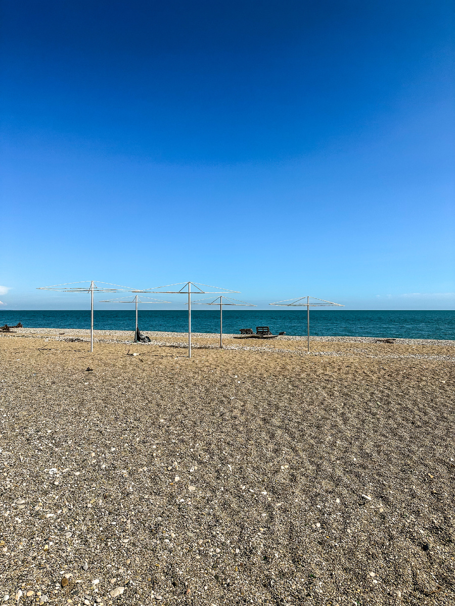 Пляж в Гудауте огромный, места всем хватит даже в сезон. 