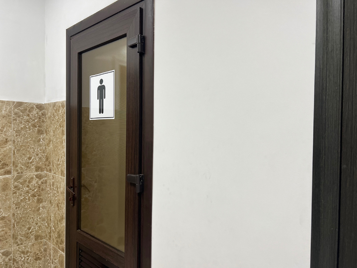 Наверное, многие знают что я люблю снимать общественные туалеты и сегодняшний день не стал исключением.  И сегодня у нас туалет на заправке в Дагестане в городе Дербент.  Вход в мужской туалет.-2