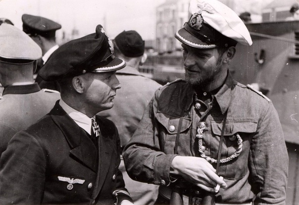 Энгельберт Эндрасс (слева) рядом с Эрихом Топпом, незадолго до патруля и встречи с «Ensis». 