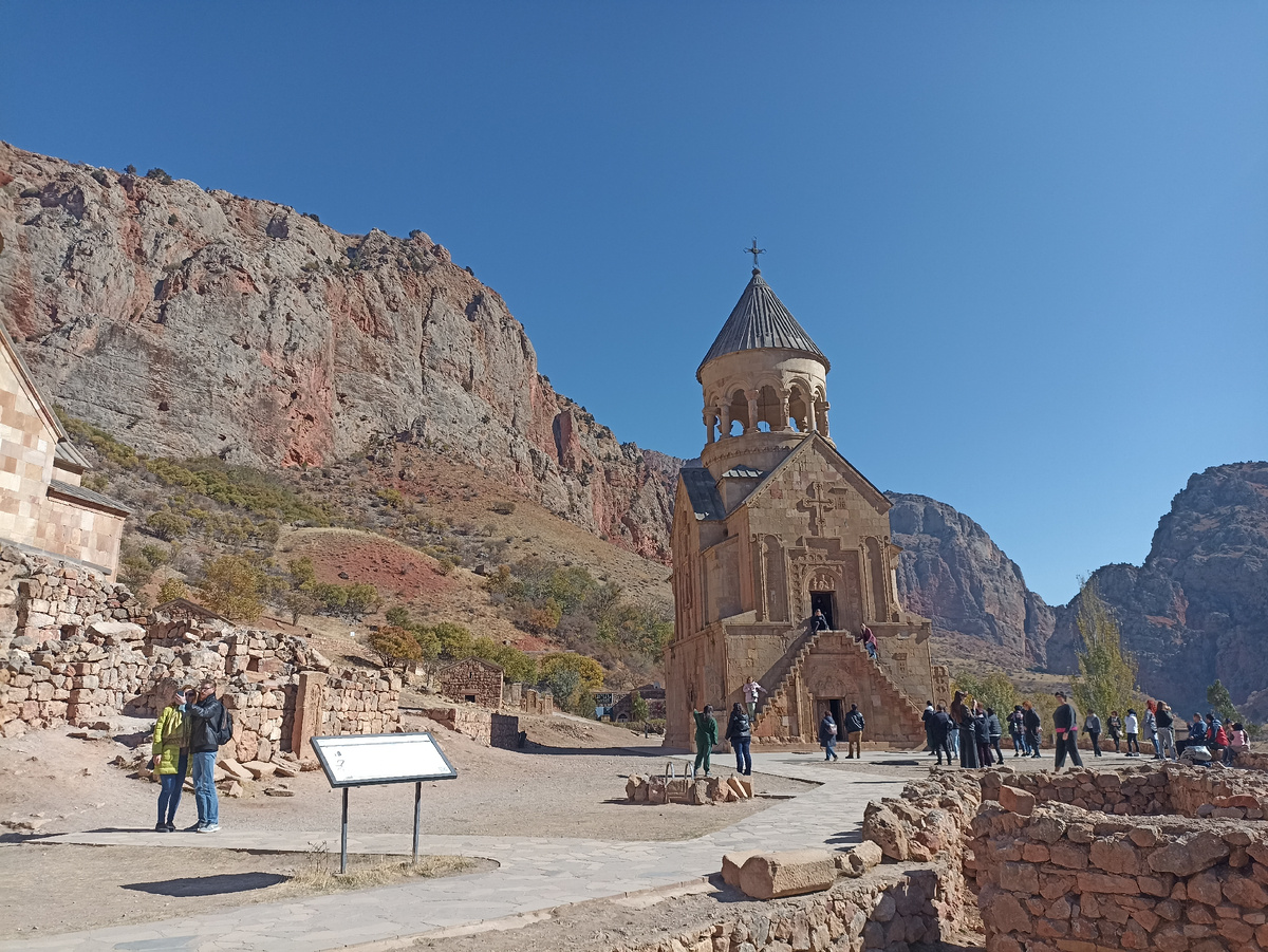 на территории монастыря