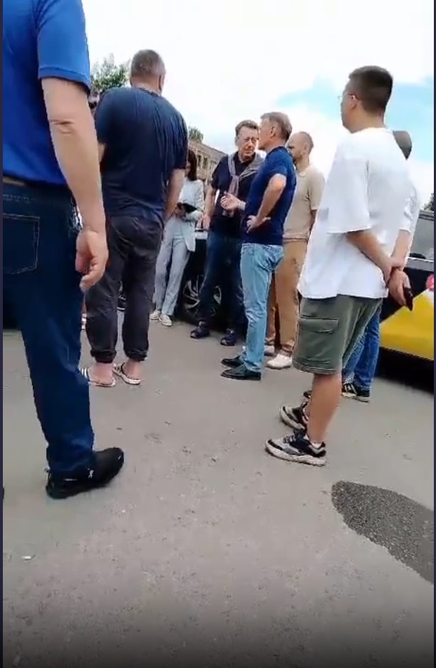 пан Греф ставил в стойло охамевших холопов извозчиков у аэропорта в Горно-Алтайске