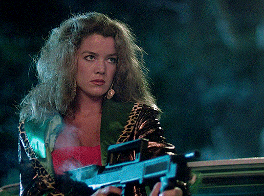 Женщина vs. Копы . Победитель очевиден.