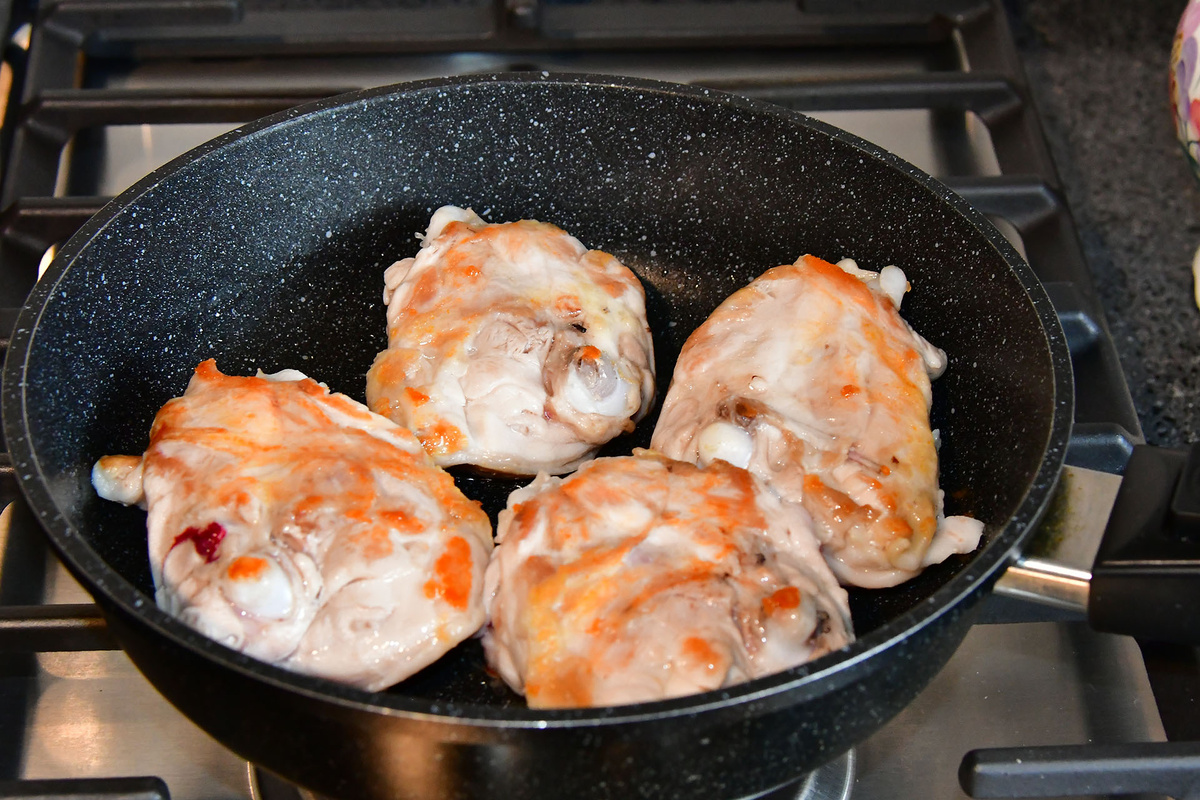 Обжариваем курицу с двух сторон 