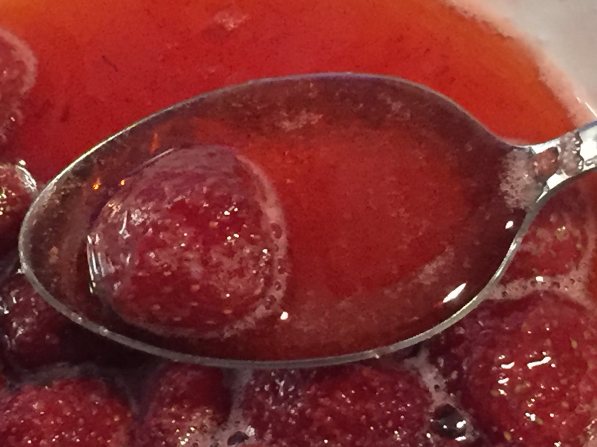 Сахар уже растворён в соке полностью.