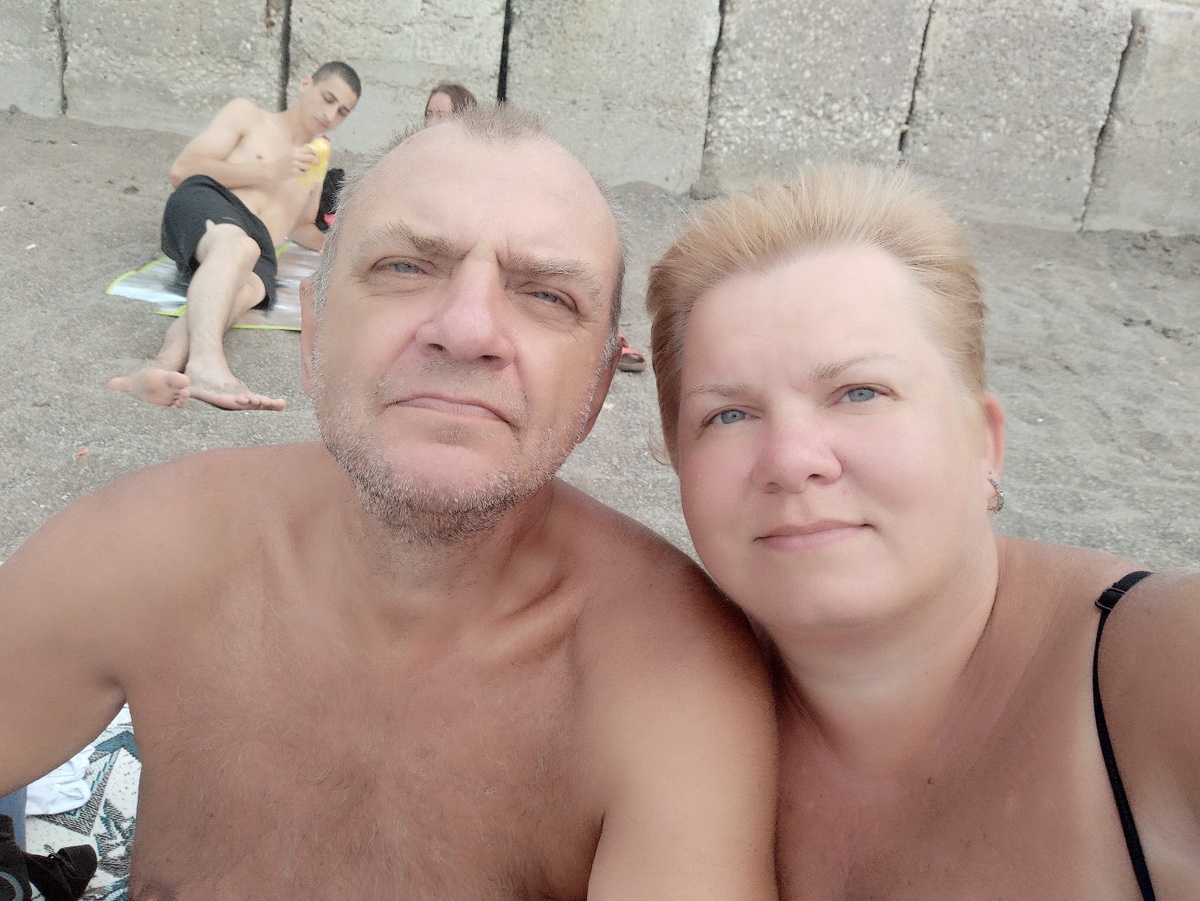 Загораем на пляже в Судаке.