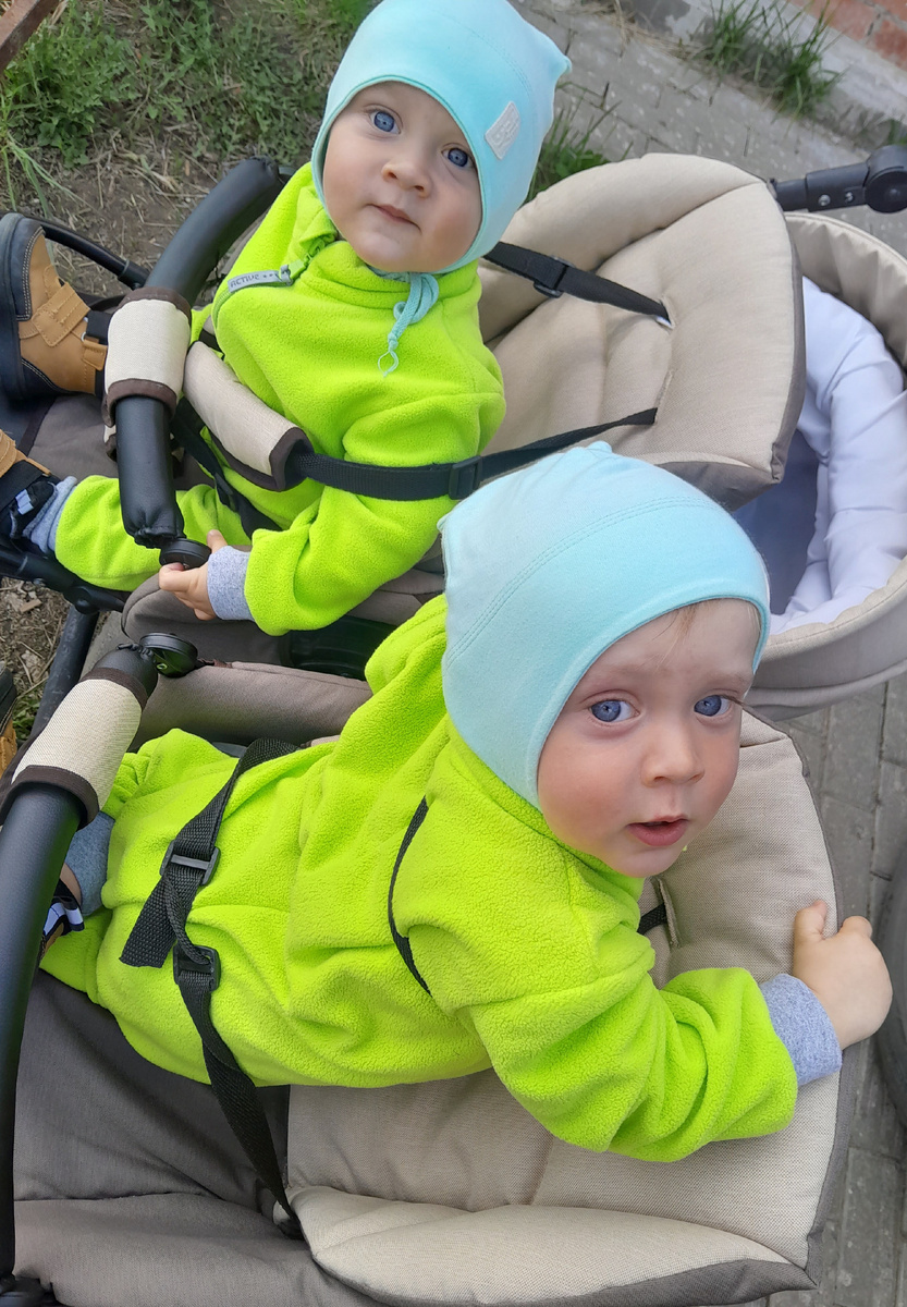 Но я запомнила, что правильно сидит тут Коля, а пытается покинуть коляску Слава:)